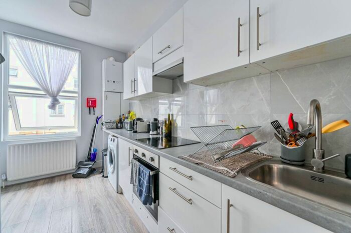 3 Bedroom Flat To Rent In Morrish Road, Brixton Hill, London, SW2