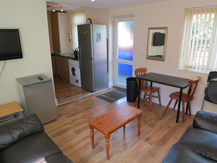 5 Bedroom Semi-Detached House To Rent In Barnsfold Avenue, Fallowfield, Manchester, M14