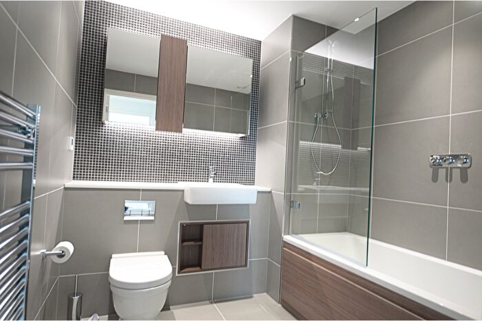 2 Bedroom Flat To Rent In Newnton Close, London, N4