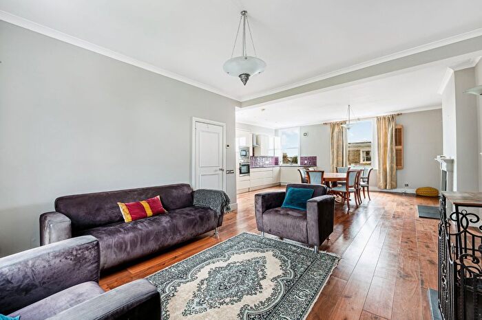 3 Bedroom Flat To Rent In Boscombe Road, Shepherds Bush, W12