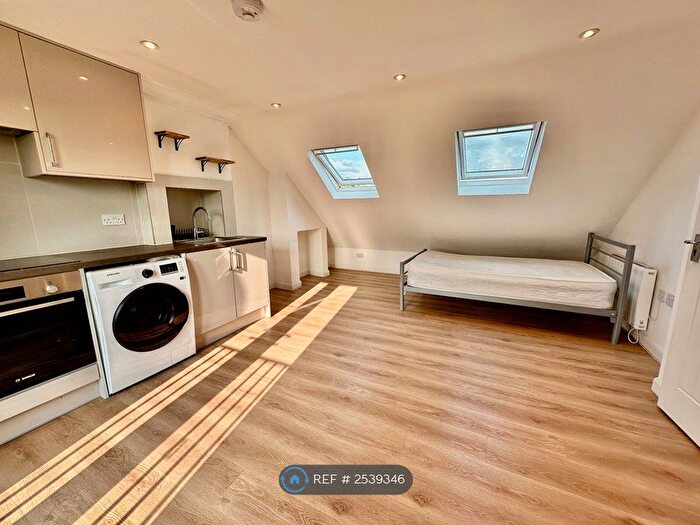 Studio To Rent In Middleton Avenue, Greenford, UB6