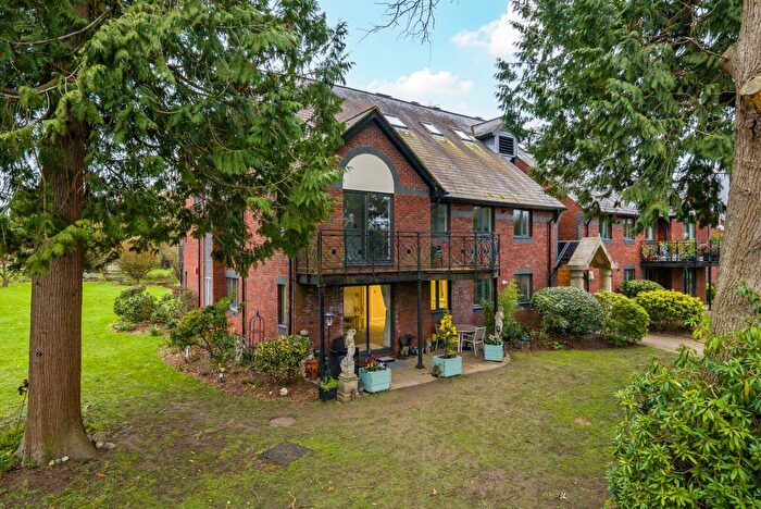 2 Bedroom Flat For Sale In Woburn Hill Park, Woburn Hill, Addlestone, KT15