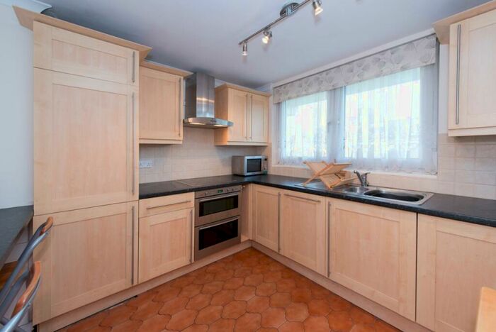 2 Bedroom Apartment To Rent In Oakley Square, Camden, London, NW1