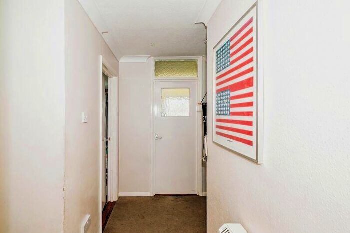 2 Bedroom Apartment For Sale In Summerlea Gardens, Littlehampton, West Sussex, BN17