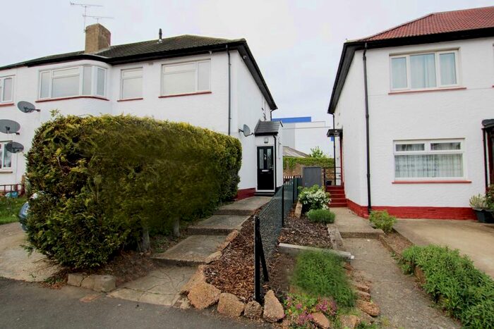 3 Bedroom Flat To Rent In Warkworth Gardens, Isleworth, TW7