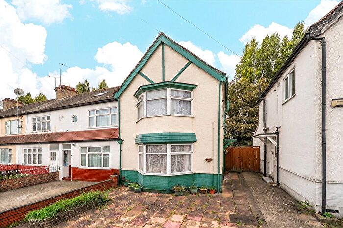 3 Bedroom End Of Terrace House For Sale In Amersham Avenue, Edmonton, London, N18