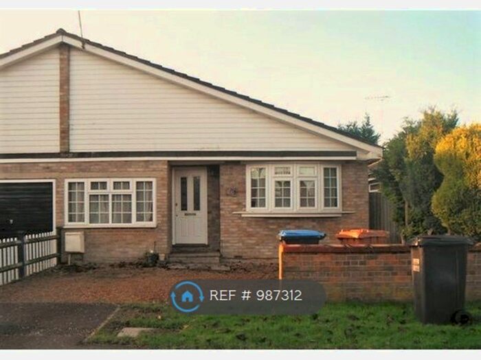 3 Bedroom Bungalow To Rent In Knolles Crescent, North Mymms, Hatfield, AL9