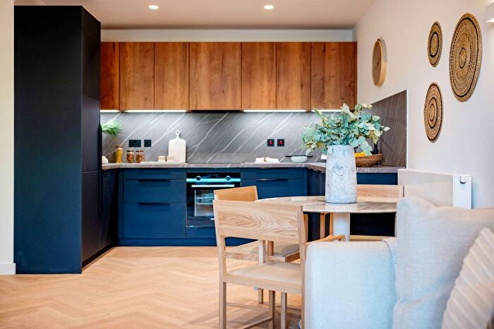 3 Bedroom Flat To Rent In Madeleine Court, North Acton, Acton, W3