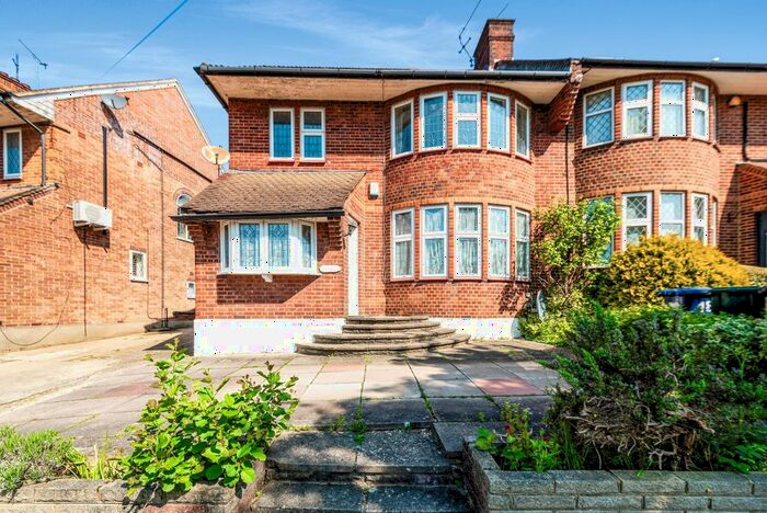 4 Bedroom Semi-Detached House To Rent In Michleham Down, London, N12