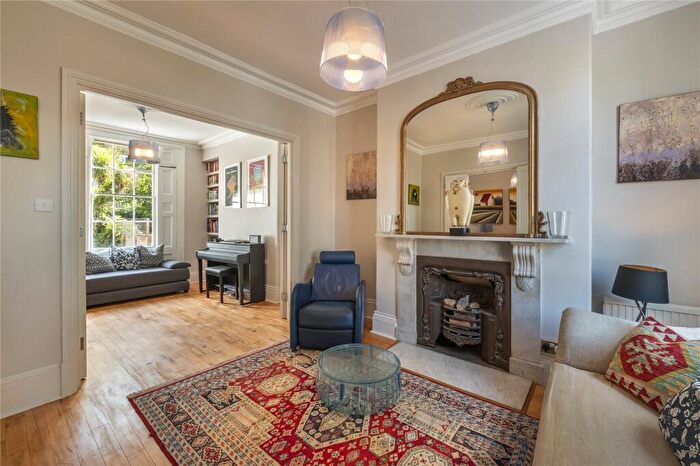 3 Bedroom House To Rent In Hemingford Road, Islington, N1