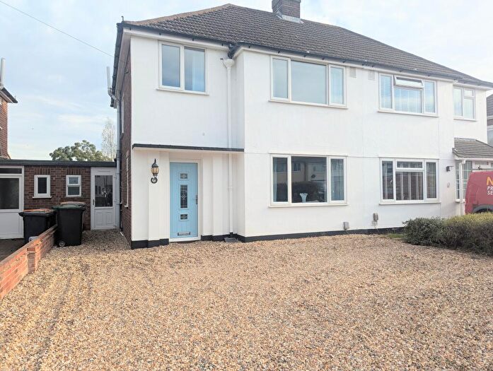 3 Bedroom Semi-Detached House To Rent In Hatfield Crescent, Bedford, MK41