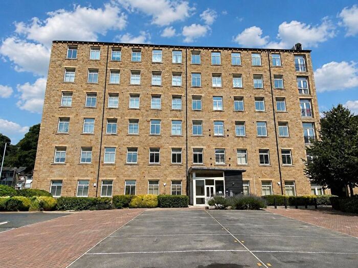 2 Bedroom Flat To Rent In Textile Street, Dewsbury, WF13