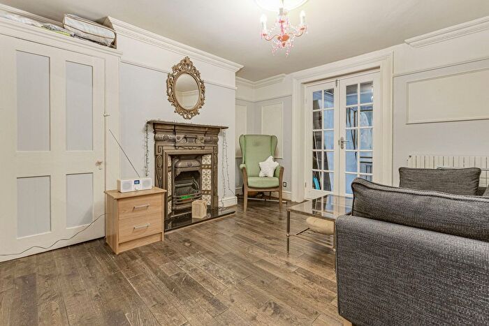 3 Bedroom Flat To Rent In Barclay Road, Fulham Broadway, SW6