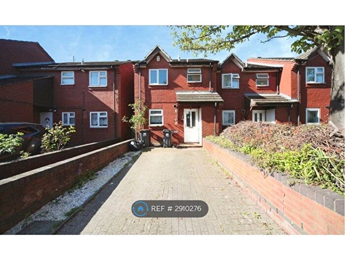 3 Bedroom End Terrace House To Rent In Hibbert St, Luton, LU1