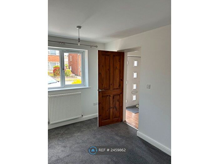 4 Bedroom Semi-Detached House To Rent In Linden Drive, Chesterfield, S41