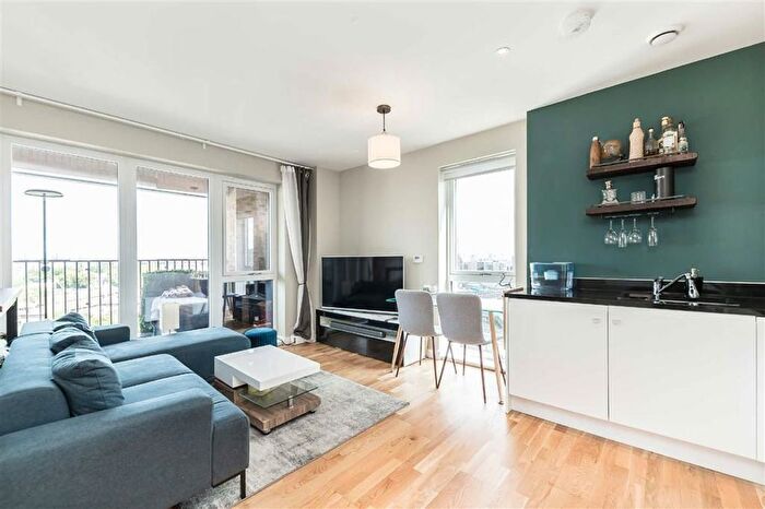 2 Bedroom Flat For Sale In Greenwich High Road, London, SE10