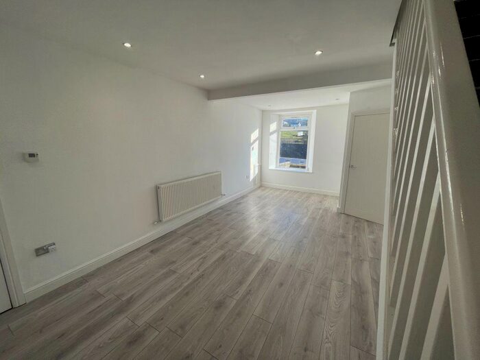 3 Bedroom Property To Rent In Giant Grave Rd, Briton Ferry, SA11