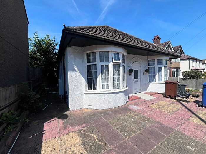 4 Bedroom Bungalow To Rent In Southend Road, Grays, RM17