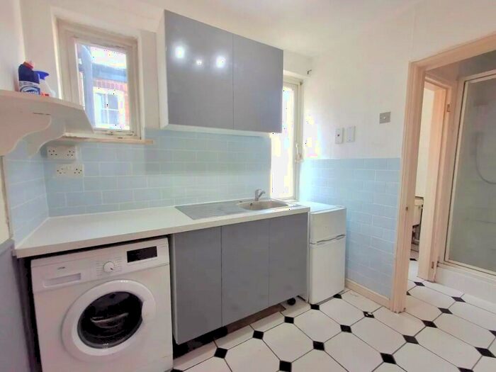 Studio To Rent In Hendon, London, NW4