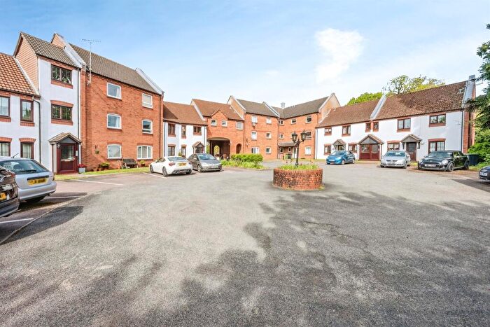2 Bedroom Flat For Sale In Chave Court Close, Hereford, HR4