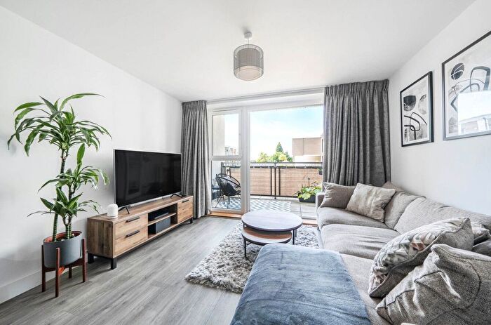 1 Bedroom Flat For Sale In Hersham, Surrey, KT12