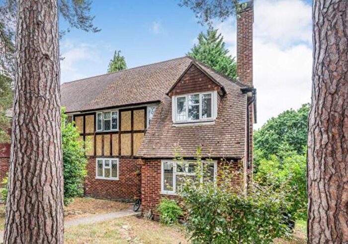 2 Bedroom Maisonette To Rent In Woking, Surrey, GU22
