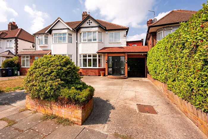 4 Bedroom Semi-Detached House For Sale In Chatsworth Avenue, London, NW4