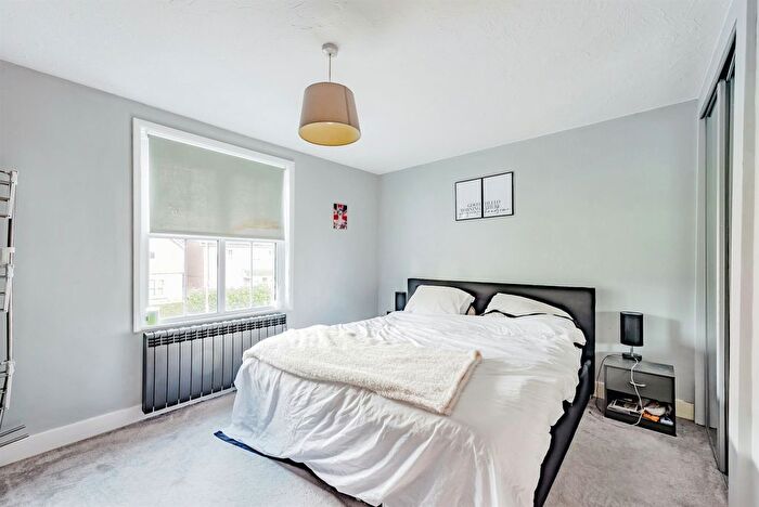 1 Bedroom Flat For Sale In Horley Road, Redhill, RH1