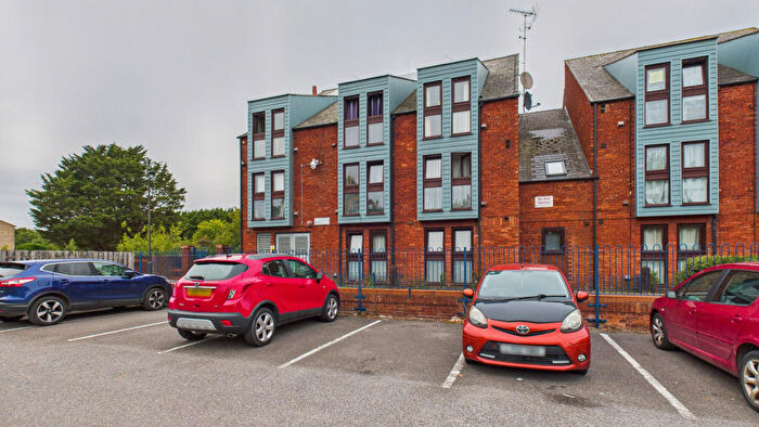 Flat To Rent In Anne Boleyn House, Wycliffe End, Aylesbury, Buckinghamshire, HP19