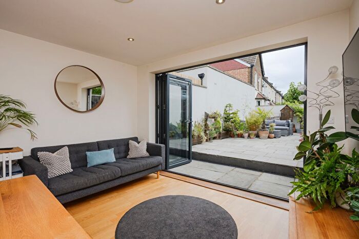 2 Bedroom Maisonette For Sale In Dryden Road, London, SW19