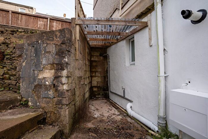 2 Bedroom Cottage To Rent In Wind Street, Blaenllechau, CF43