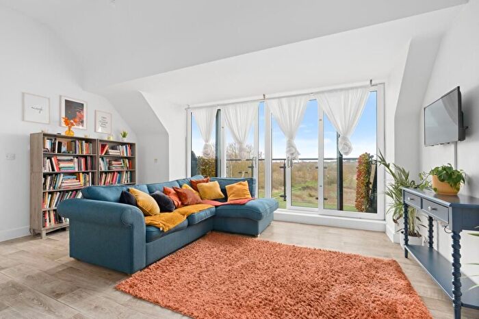 3 Bedroom Flat For Sale In Rayley Lane, Epping, CM16