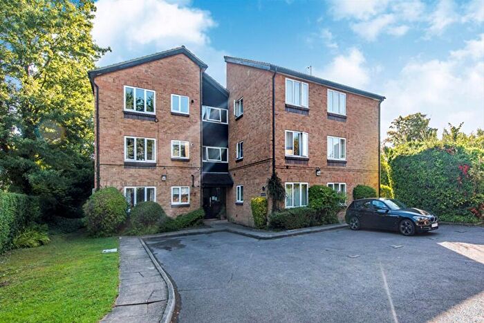 1 Bedroom Flat For Sale In Surbiton Hill Park, Surbiton, KT5