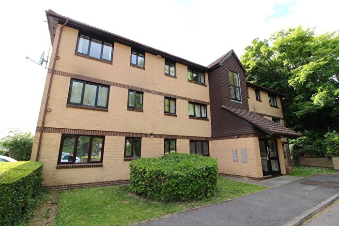 2 Bedroom Flat To Rent In Canons Close, Reigate, Surrey, RH2