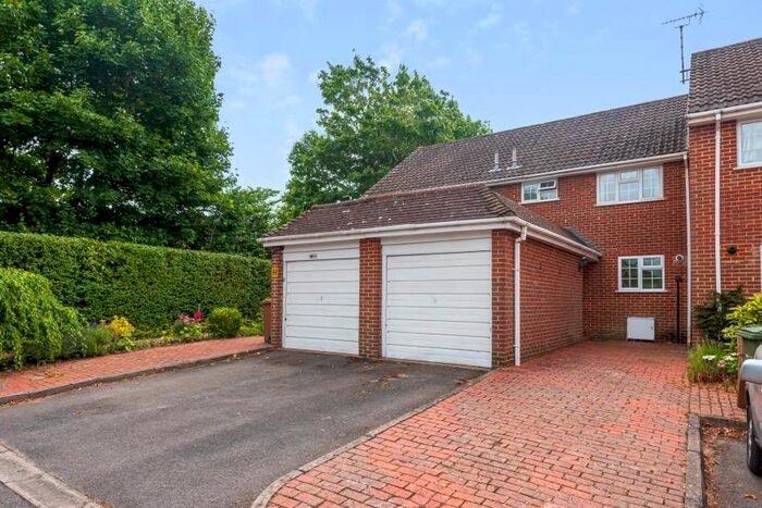 2 Bedroom Property To Rent In Elmhurst Court, Guildford, GU1