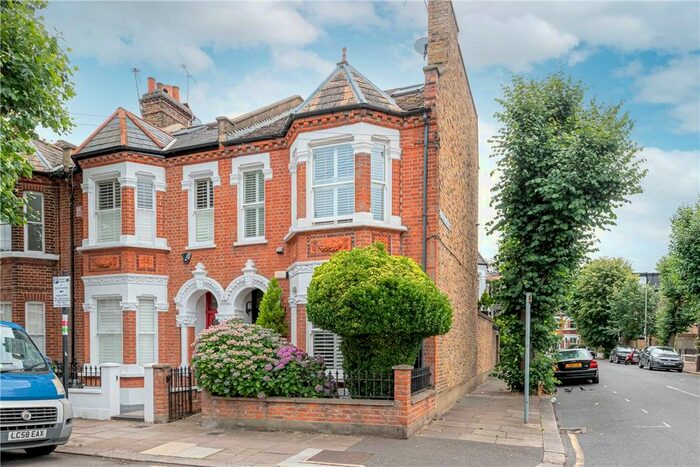 3 Bedroom Flat To Rent In Culmstock Road, London, SW11