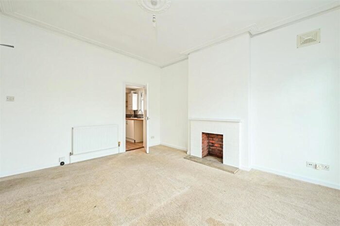 1 Bedroom Flat For Sale In Charles Street, Petersfield, GU32