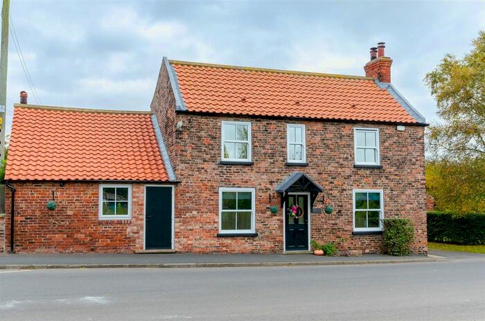 3 Bedroom Cottage For Sale In Blacksmiths Cottage, Welwick, Hull, HU12