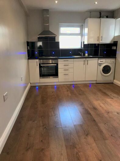 2 Bedroom Flat To Rent In A Gossage Road, London, SE18