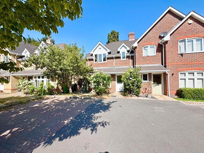 3 Bedroom Semi-Detached House For Sale In Badgers Copse, Surrey, GU15