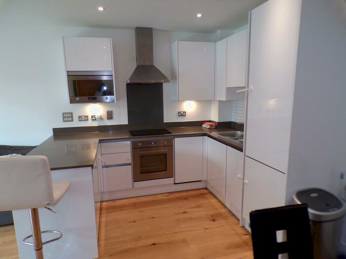 3 Bedroom Flat To Rent In Canning Town, London, E16