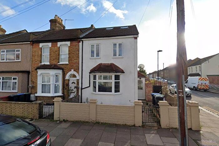 5 Bedroom End Of Terrace House To Rent In Lavender Road, Enfield, EN2