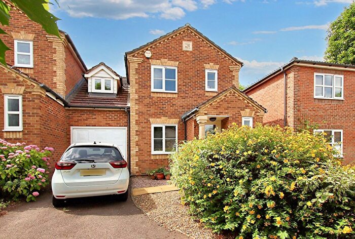 3 Bedroom Semi-detached House For Sale In Hollycroft Close, South Croydon, CR2
