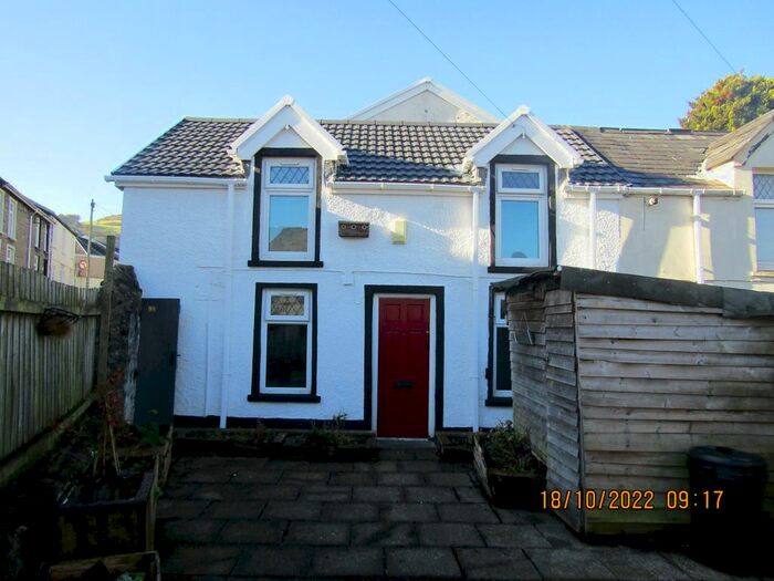 2 Bedroom Cottage To Rent In Wind Street, Aberdare, CF44