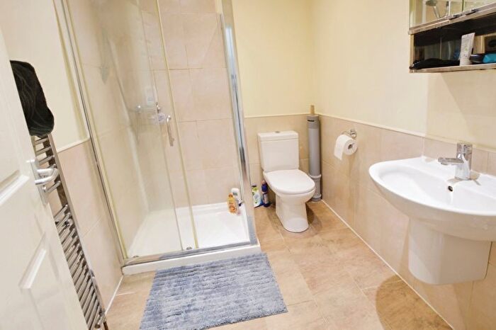 3 Bedroom Flat To Rent In Myrtle Grove, Jesmond, Newcastle Upon Tyne, NE2