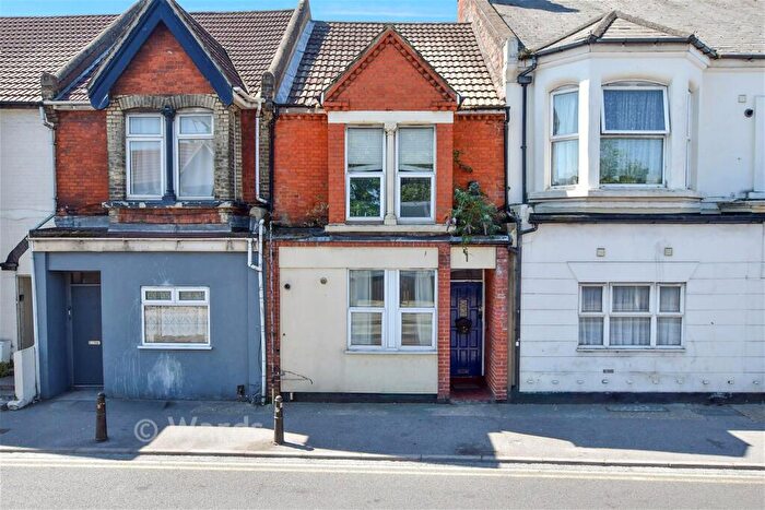3 Bedroom Flat For Sale In Balmoral Road, Gillingham, Kent, ME7