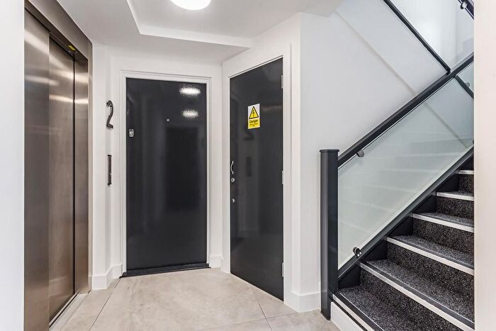 1 Bedroom Flat For Sale In Kelsey Apartments, Leatherhead, KT22