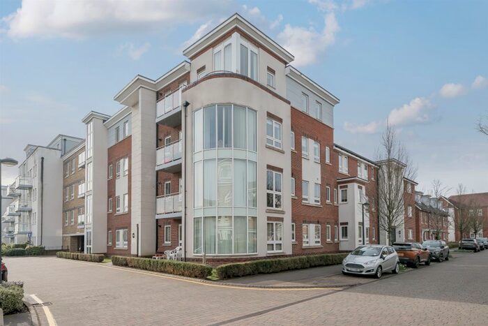 2 Bedroom Flat To Rent In Heron Way, Maidenhead, SL6