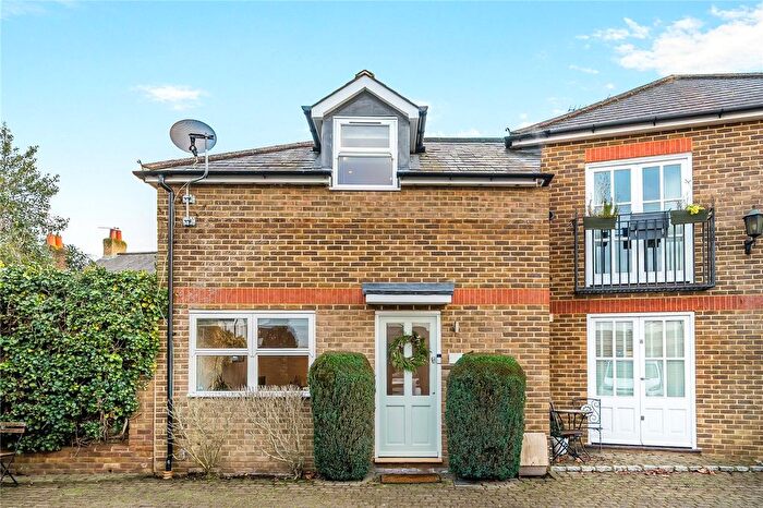 1 Bedroom Maisonette For Sale In North Road, Hersham, KT12