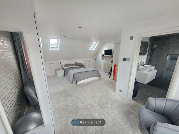 4 Bedroom Semi-Detached House To Rent In Carisbrooke Road, Bromley, BR2